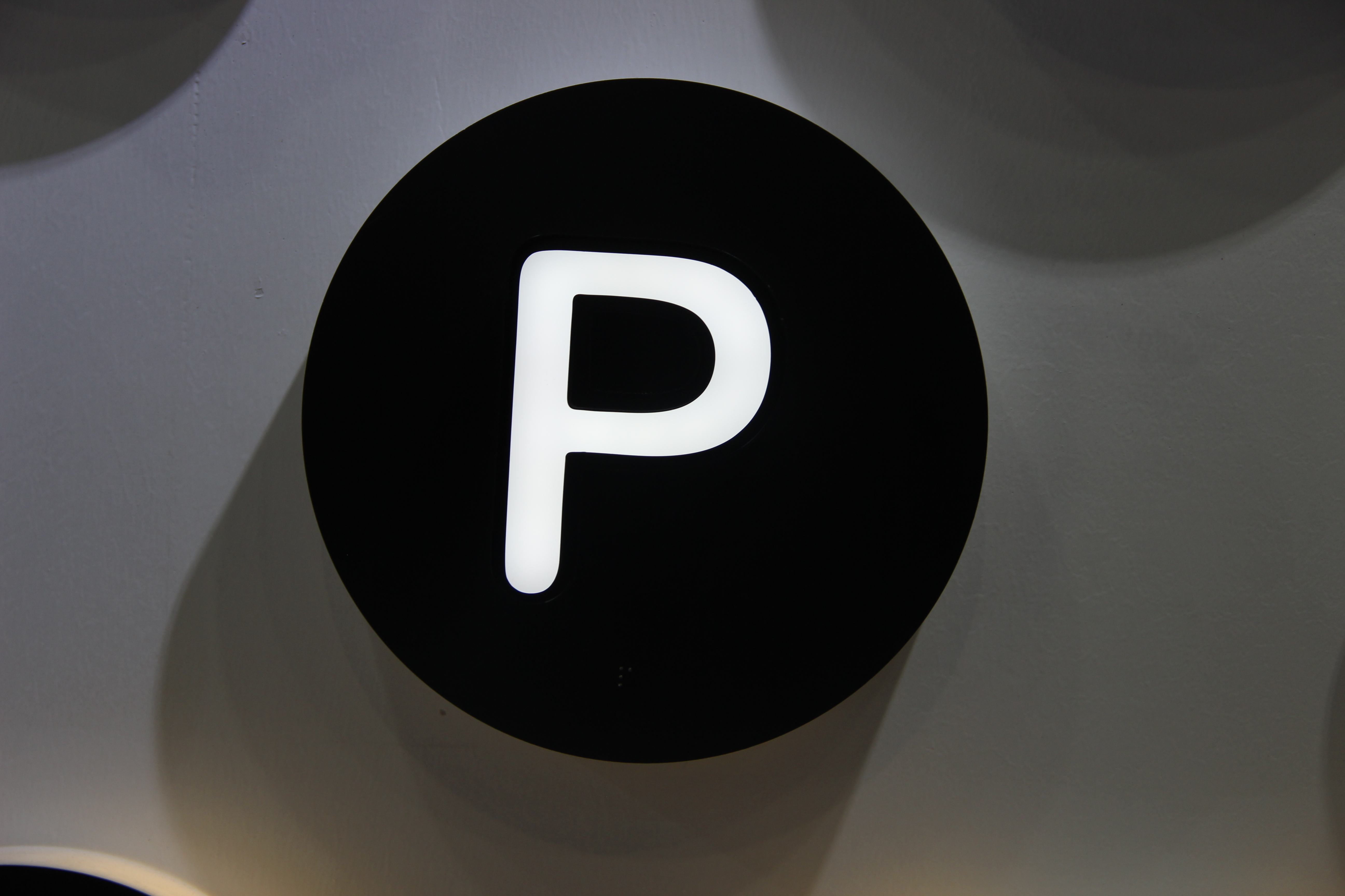 烤漆包邊燈箱發光字